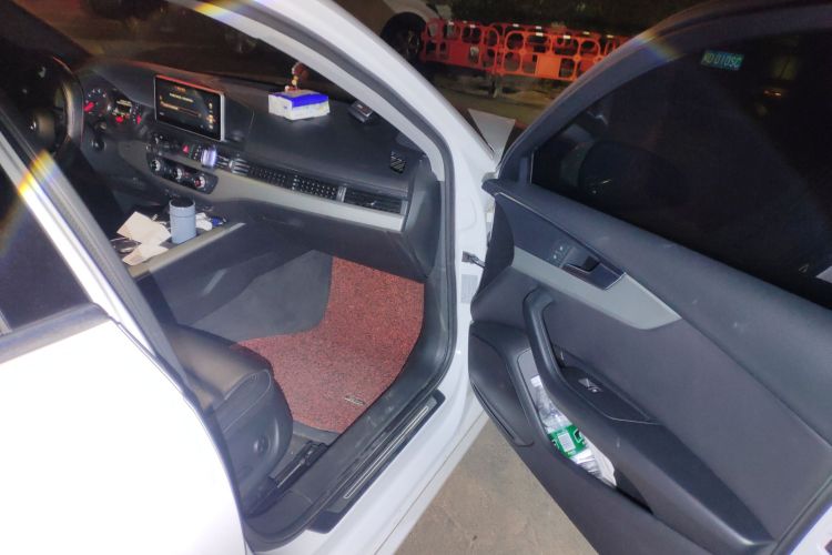 奥迪A4L 2018款 30周年年型 40 TFSI 进取型局部细节9005