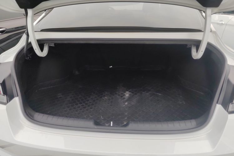 现代 伊兰特 2022款 240TGDi DCT LUX尊贵版机舱底盘23