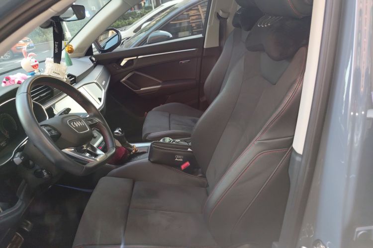 奥迪Q3 2022款 40 TFSI RS套件燃速型中控内饰19