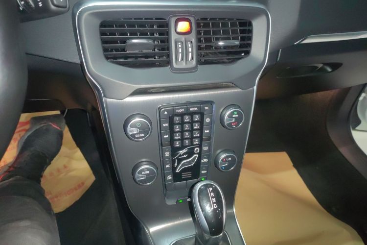 沃尔沃V40 2016款 T3 智逸版中控内饰16