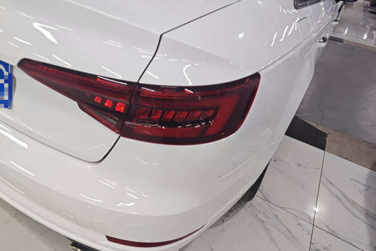 奥迪A4L 2018款 30周年年型 40 TFSI 进取型车身外观9