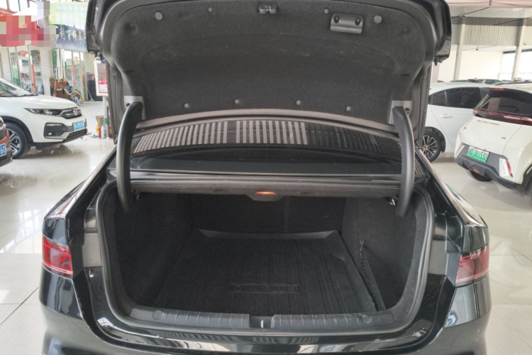 比亚迪 秦PLUS 2023款 冠军版 DM-i 55KM领先型机舱底盘23