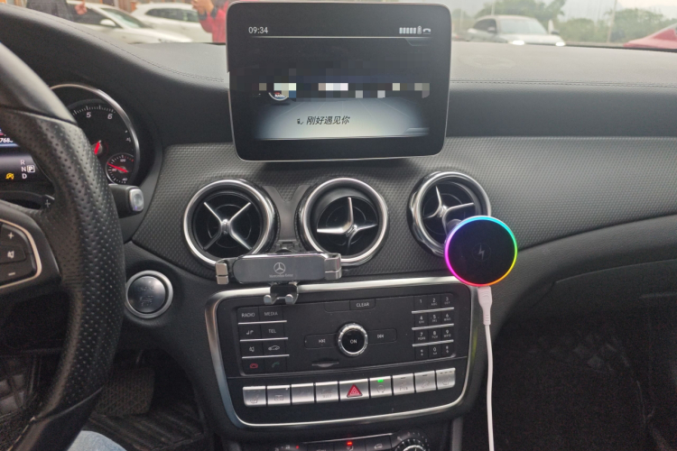 奔驰GLA 2018款 GLA 220 4MATIC 运动型中控内饰16