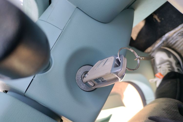 凌宝汽车 凌宝uni 2025款 微甜版 11.52kWh中控内饰7001