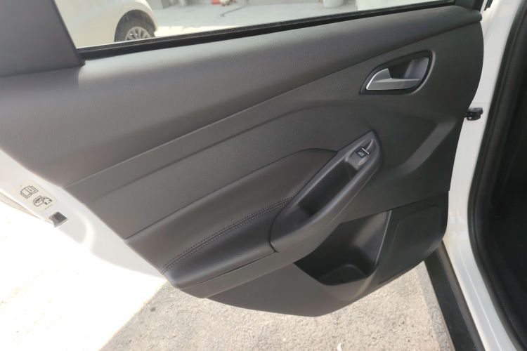 福特 福克斯 2017款 两厢 1.6L 手动风尚型智行版中控内饰7008