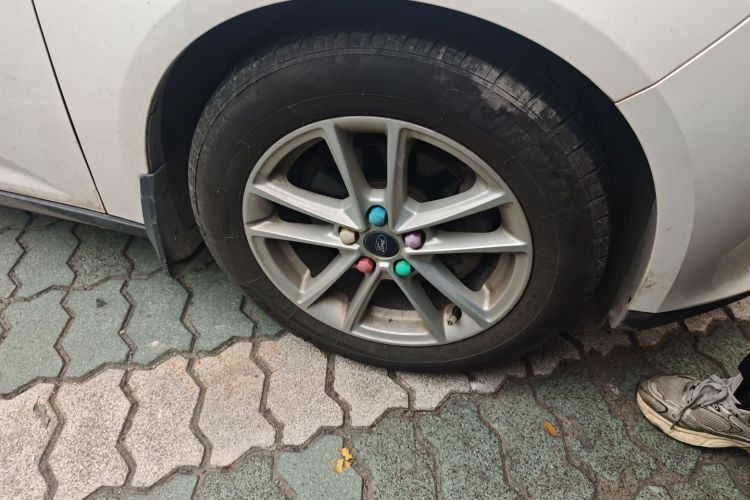 福特 福克斯 2017款 三厢 1.6L 手动风尚型智行版车身外观10