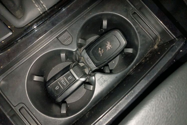 红旗H5 2019款 30TD 智联灵动版中控内饰7001