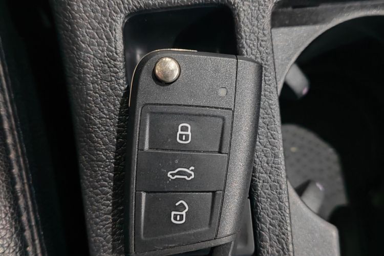 大众 高尔夫 2019款 1.6L 自动时尚型 国V中控内饰7001