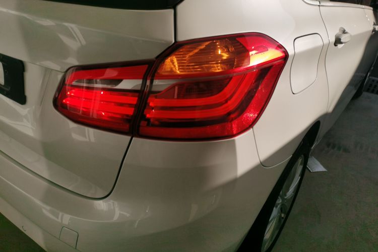 宝马2系旅行车 2018款 218i 领先型车身外观6006