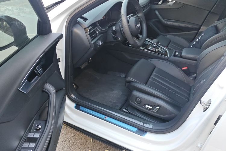 奥迪A4L 2024款 40 TFSI 豪华动感型中控内饰20