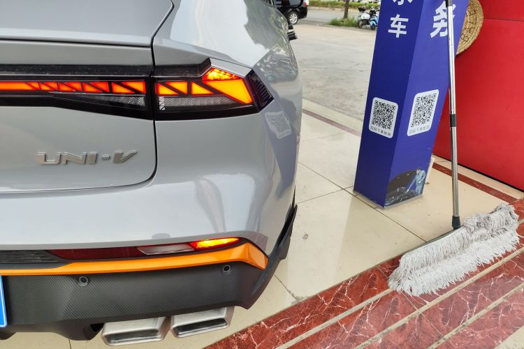 长安UNI-V 2024款 1.5T 尊贵运动型车身外观6006