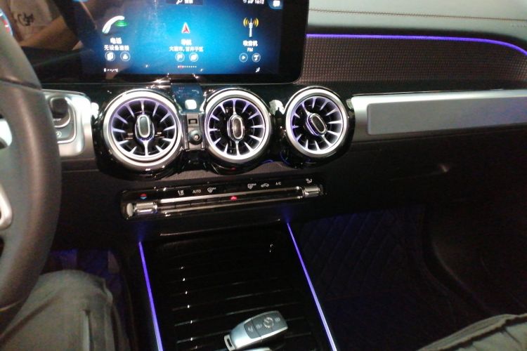 奔驰GLB 2023款 GLB 220 动感型中控内饰16