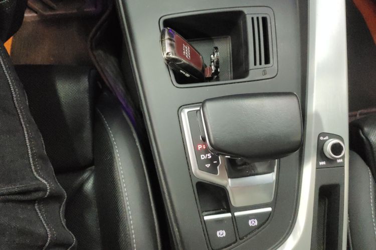 奥迪A4L 2022款 40 TFSI 时尚动感型中控内饰18