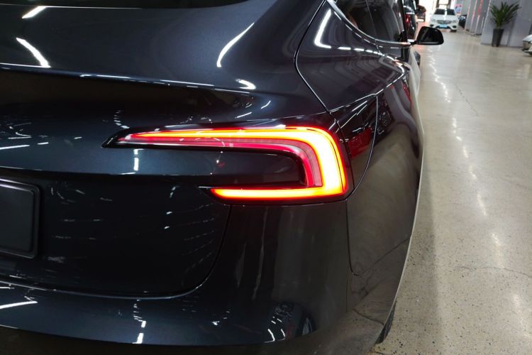 特斯拉 Model 3 2023款 后轮驱动版车身外观9