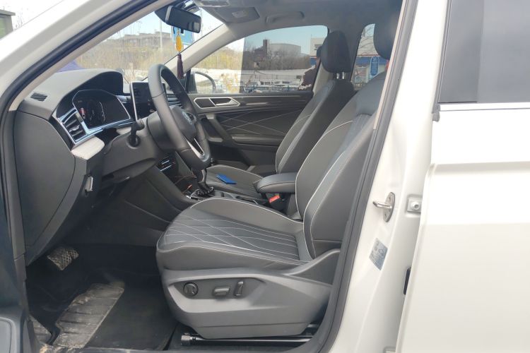 大众 途观L 2025款 出众款 300TSI 自动两驱龙腾版中控内饰19