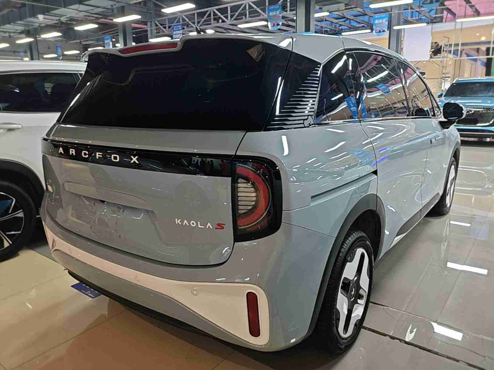 车辆右后45度外观展示