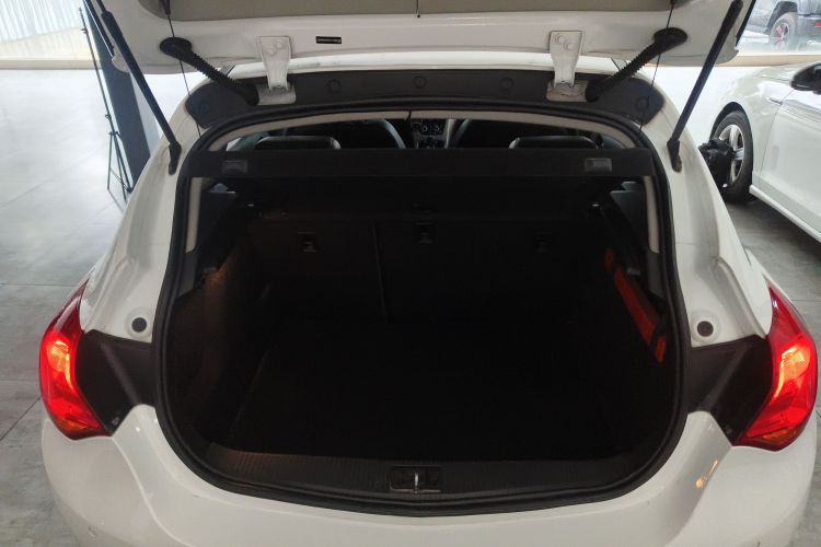 别克 英朗 2014款 XT 1.6L 自动时尚版机舱底盘23