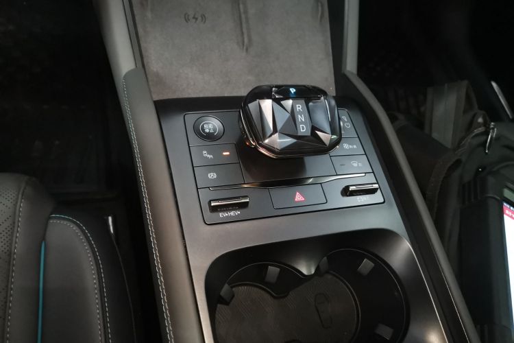 比亚迪 秦L 2024款 DM-i 120KM卓越型中控内饰18