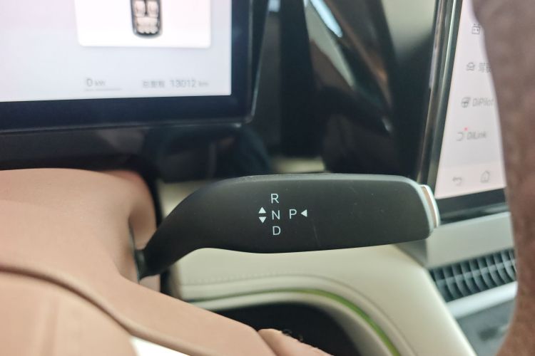 比亚迪 夏 2025款 DM-i 1.5T 180km 卓越型中控内饰18