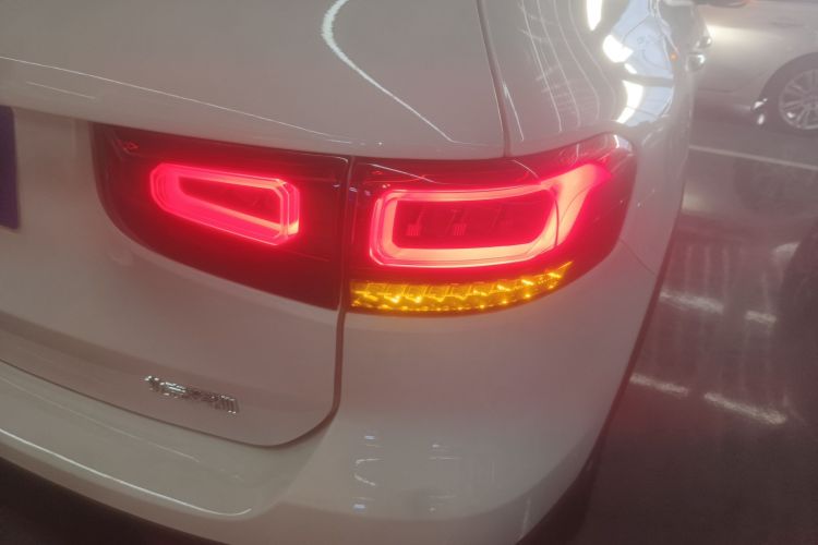 奔驰GLB 2023款 GLB 220 动感型车身外观9