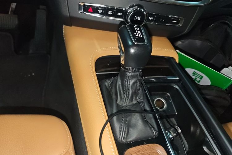 沃尔沃S90 2018款 T4 智远版中控内饰18