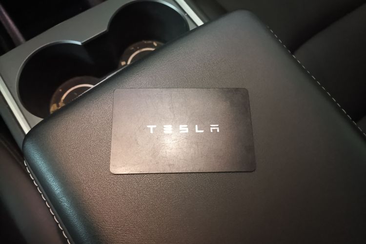 特斯拉 Model Y 2021款 长续航全轮驱动版中控内饰7001