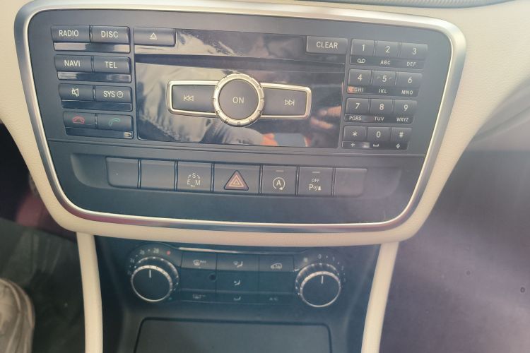 奔驰GLA 2015款 GLA 200 时尚型中控内饰16