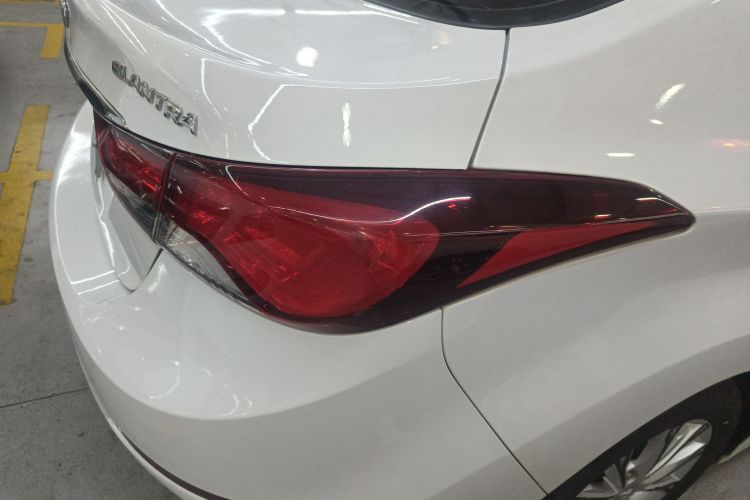 现代 朗动 2016款 1.6L 自动尊贵型车身外观9