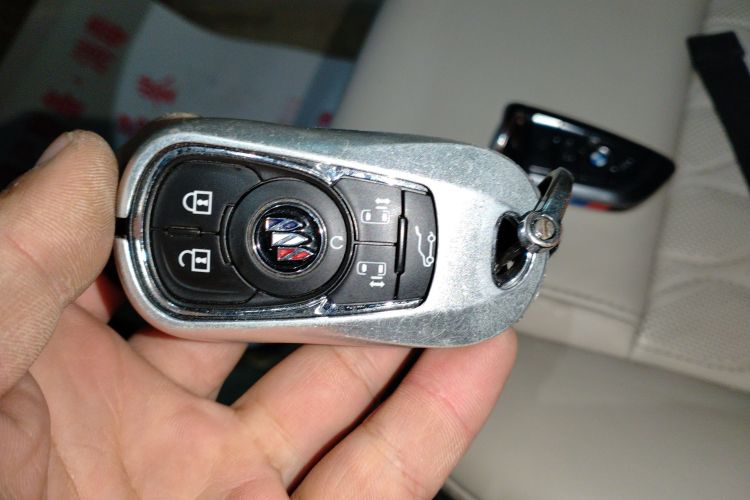 别克GL8 2020款 Avenir艾维亚 七座亲礼版中控内饰11