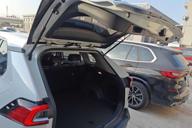 丰田 威兰达 2022款 改款 2.0L CVT两驱领先版机舱底盘23