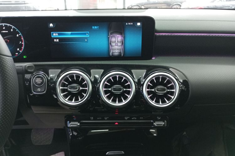 奔驰A级 2022款 A 200 L 运动轿车动感型中控内饰16