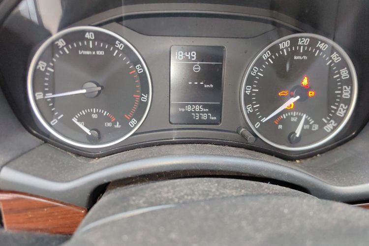 斯柯达 明锐 2012款 1.6L 手动逸俊版中控内饰15