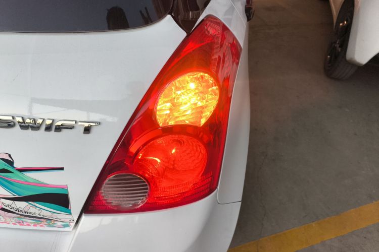 铃木 雨燕 2013款 1.5L 自动标准版车身外观9