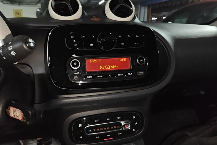 smart forfour 2018款 1.0L 52千瓦灵动版中控内饰16