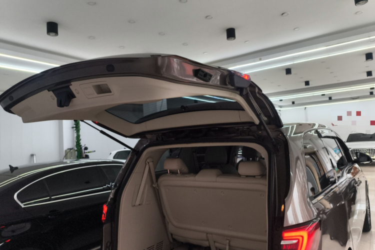 别克GL8 2022款 陆上公务舱 652T 舒适型机舱底盘23