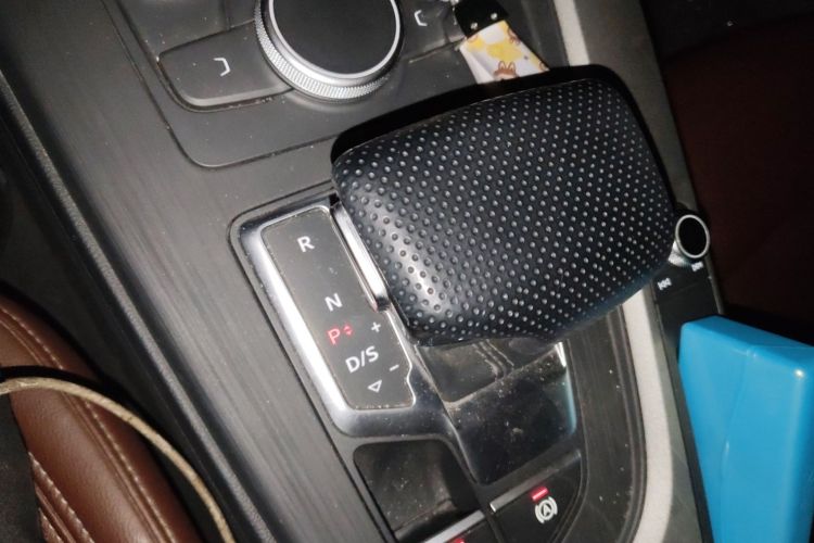 奥迪A4L 2018款 30周年年型 40 TFSI 进取型中控内饰18