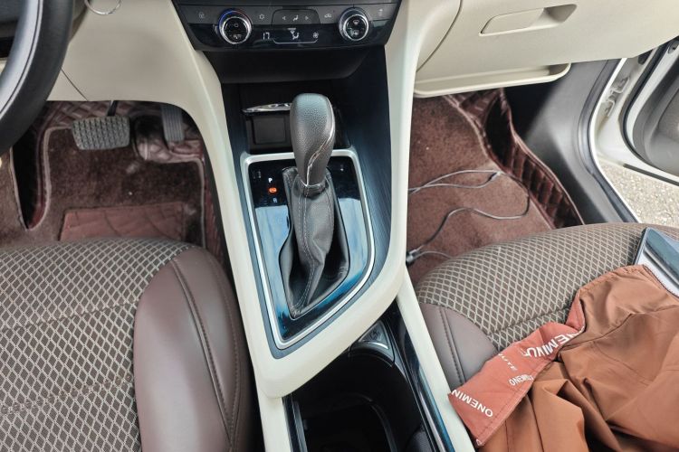 别克GL6 2018款 18T 5座精英型中控内饰18