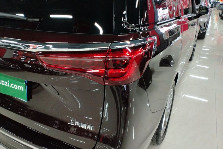 别克GL8 2020款 Avenir艾维亚 七座亲礼版车身外观9