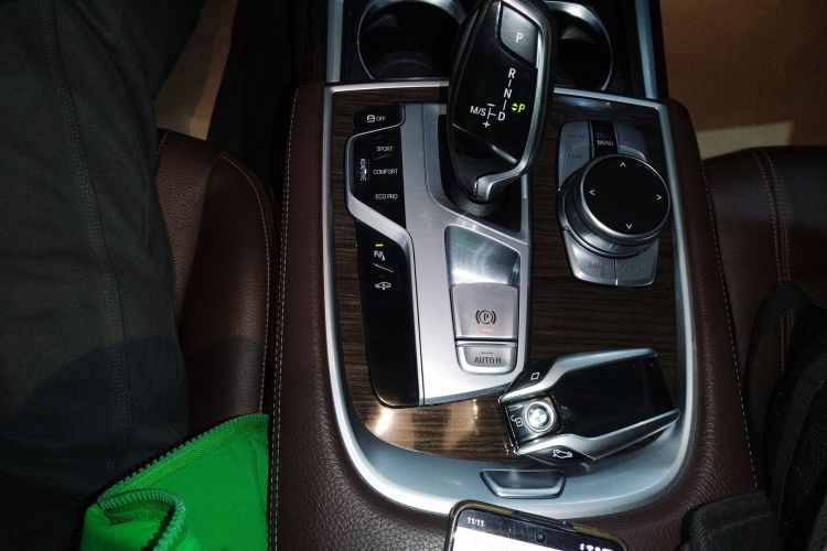 宝马7系 2018款 730Li 领先型 卓越套装中控内饰18