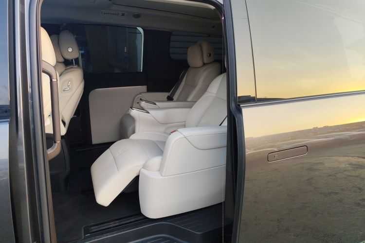 理想汽车 理想MEGA 2024款 Ultra中控内饰21