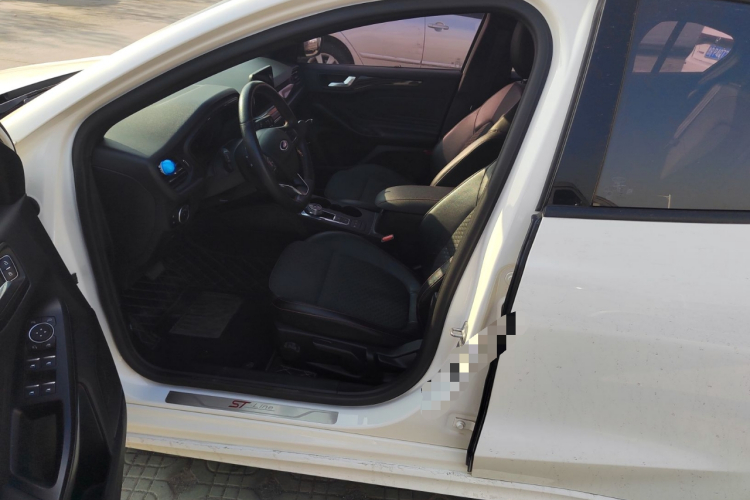 福特 福克斯 2020款 两厢 EcoBoost 180 自动ST Line中控内饰19