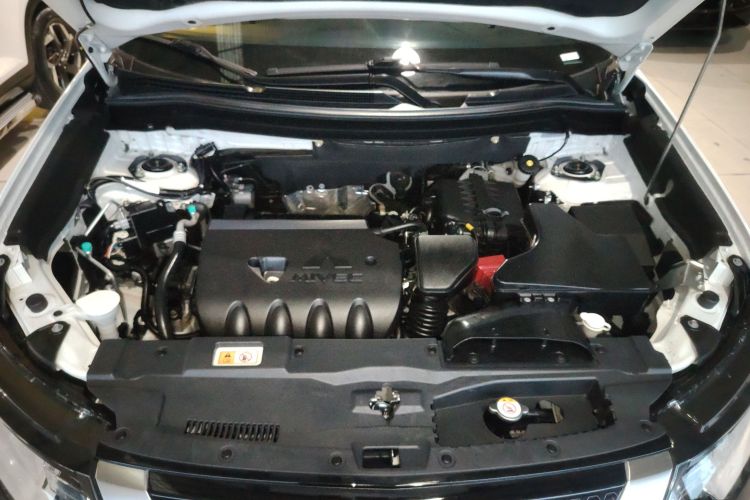 三菱 欧蓝德 2021款 改款 2.0L 两驱畅享版 5座机舱底盘24