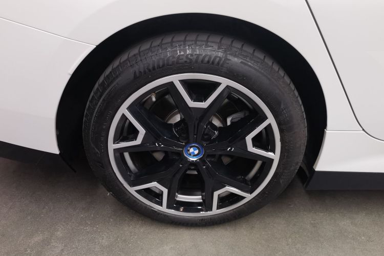 宝马i3 2024款 eDrive 35 L车身外观6008