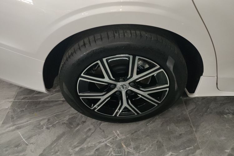 沃尔沃S60 2025款 B4 智逸豪华版车身外观6007