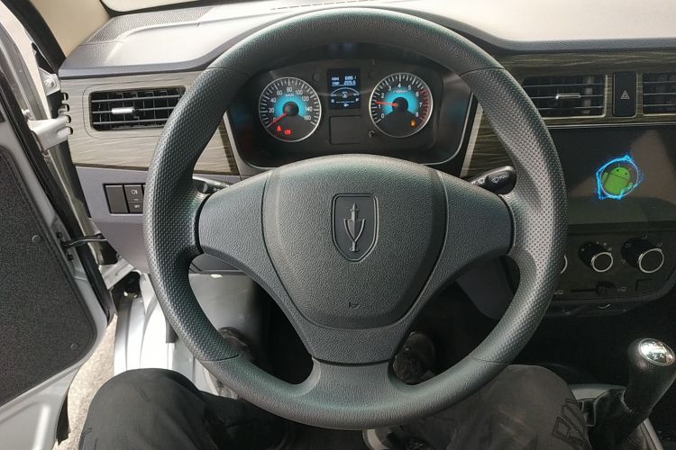 金杯 小海狮X30 2023款 1.5L 超享型客车5/6/7座无空调版SWC15M中控内饰13