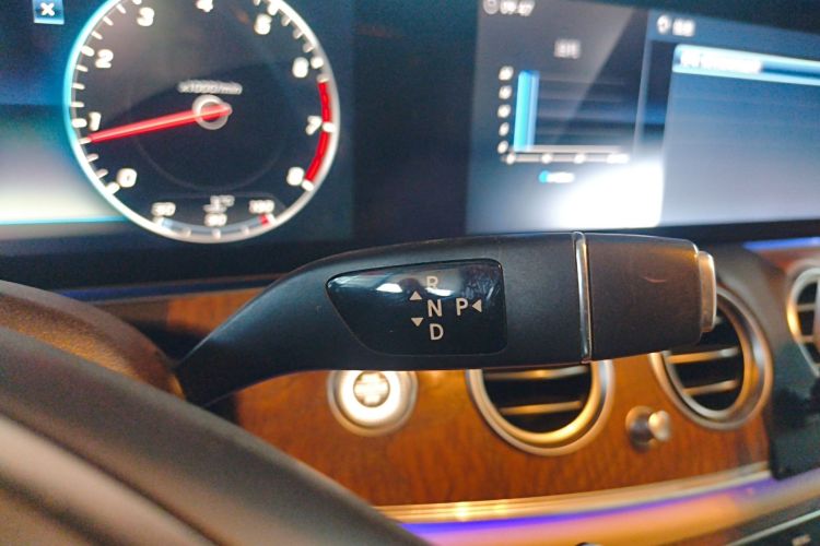 奔驰E级 2018款 改款 E 300 L 时尚型局部细节18