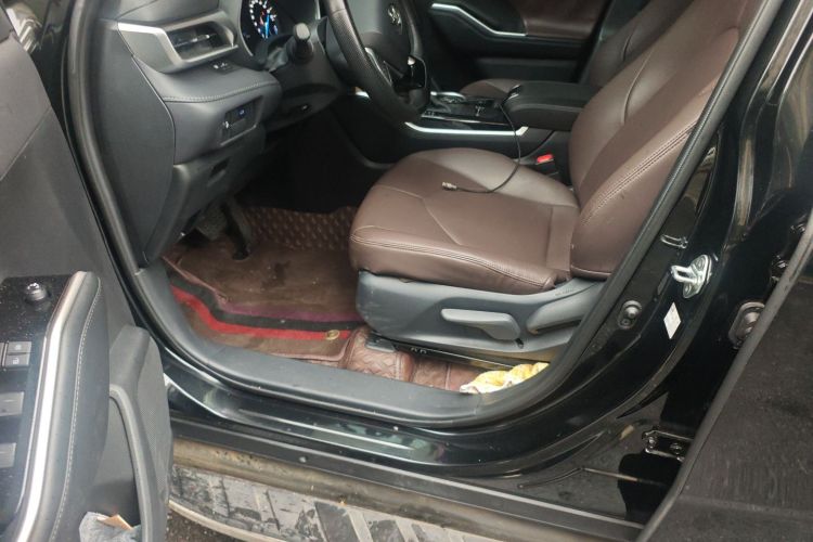 丰田 汉兰达 2023款 2.5L智能电混双擎两驱精英版 5座中控内饰20