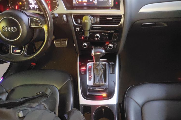 奥迪A4L 2015款 35 TFSI 自动标准型中控内饰18