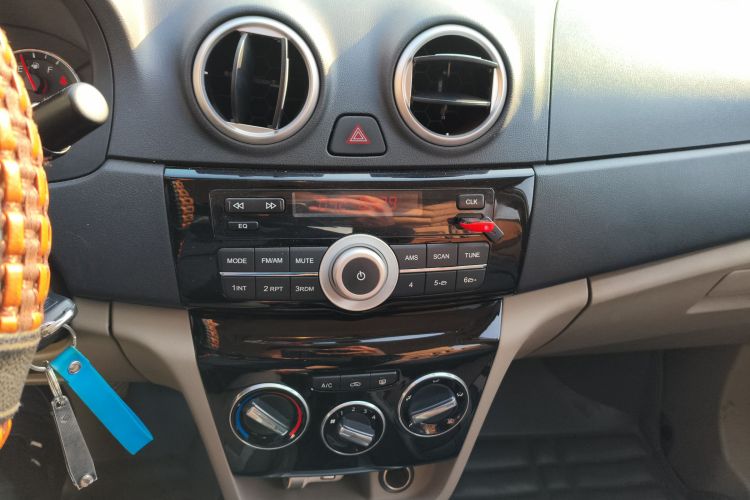 长安 悦翔V3 2015款 1.4L 手动美满型 国IV中控内饰16