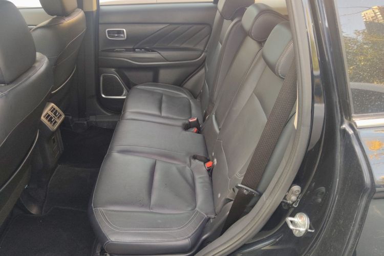 三菱 欧蓝德 2019款 2.4L 四驱致享版 5座 国V中控内饰21